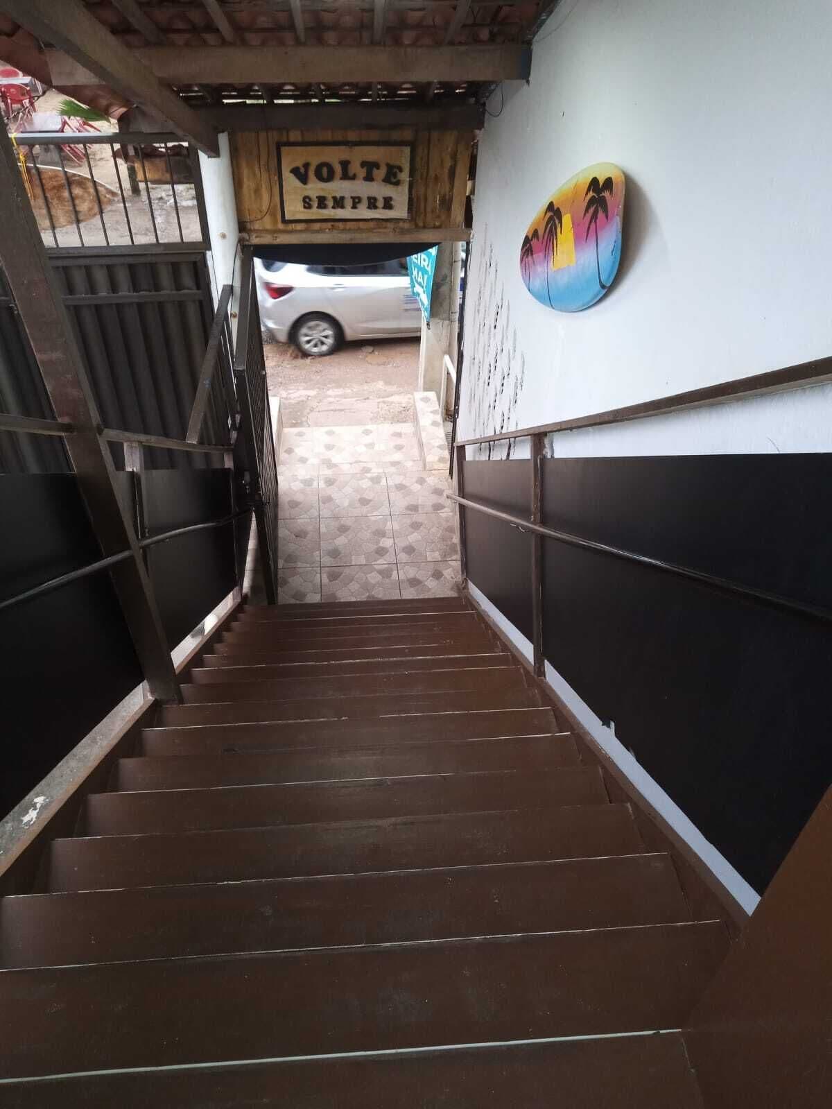 Cortinas blackout, tabla de planchar con plancha y ropa de cama 