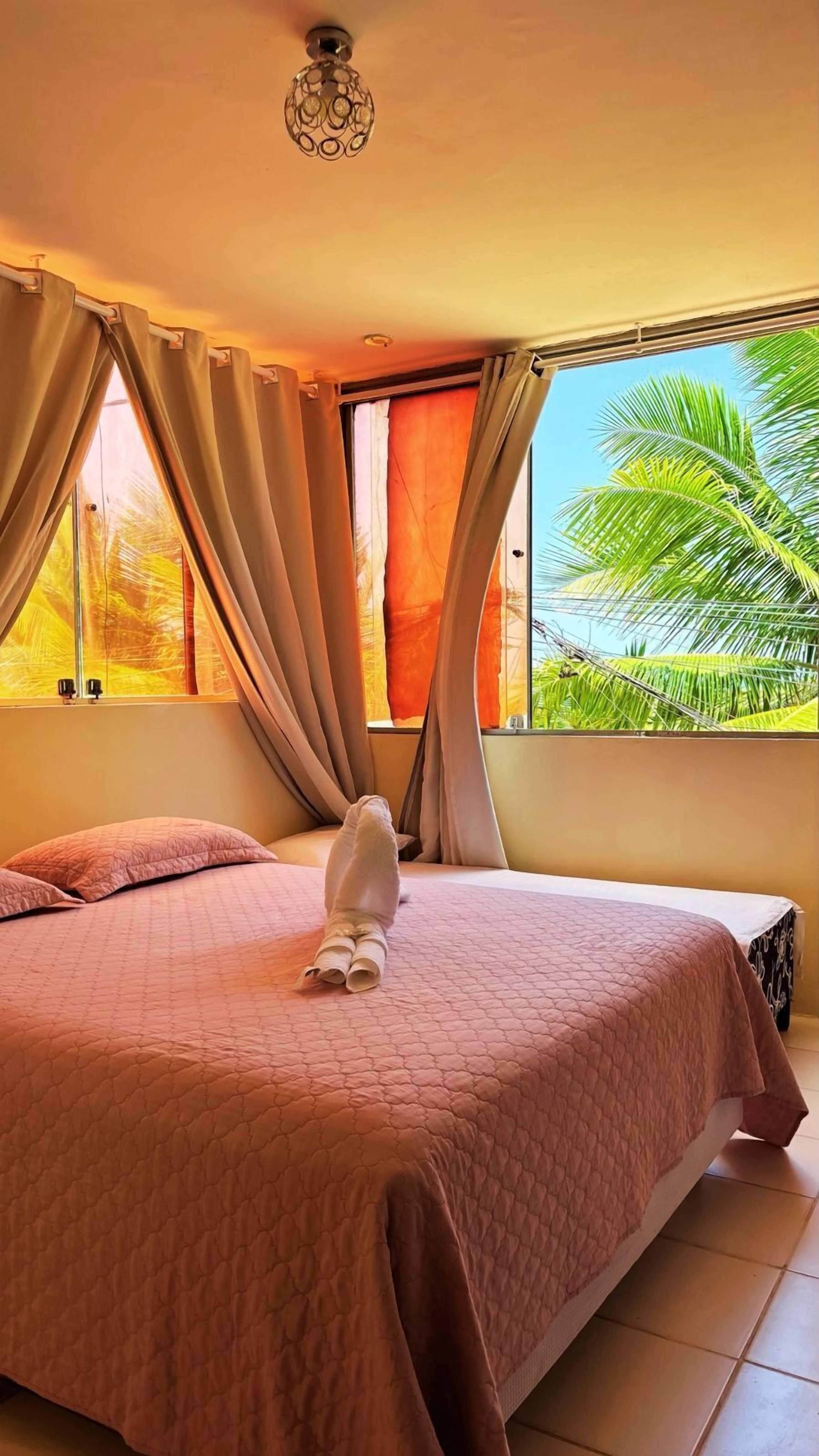 Cortinas blackout, tabla de planchar con plancha y ropa de cama 