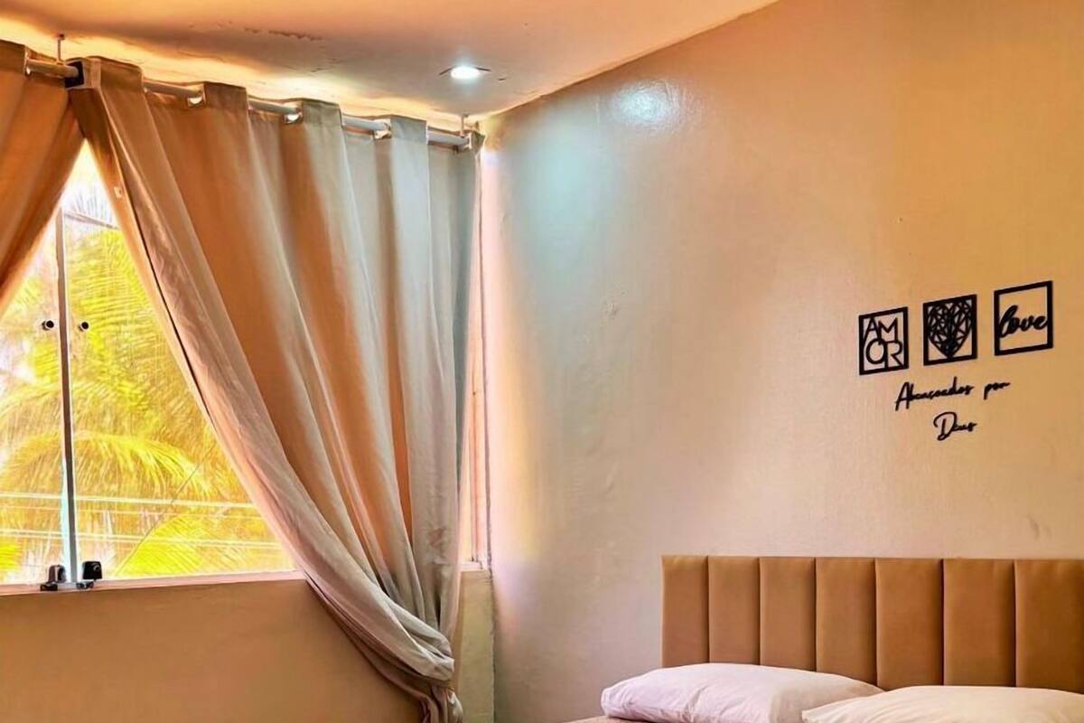 Cortinas blackout, tabla de planchar con plancha y ropa de cama 