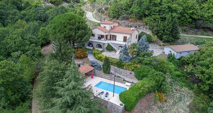 Apartment 'Chataigniers' with Mountain View, Private Pool and Wi-Fi