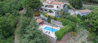 Apartamento 'Chataigniers' con vistas a la montaña, piscina privada y Wi-Fi