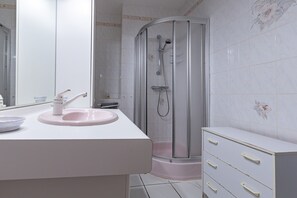 Doccia, asciugacapelli, asciugamani