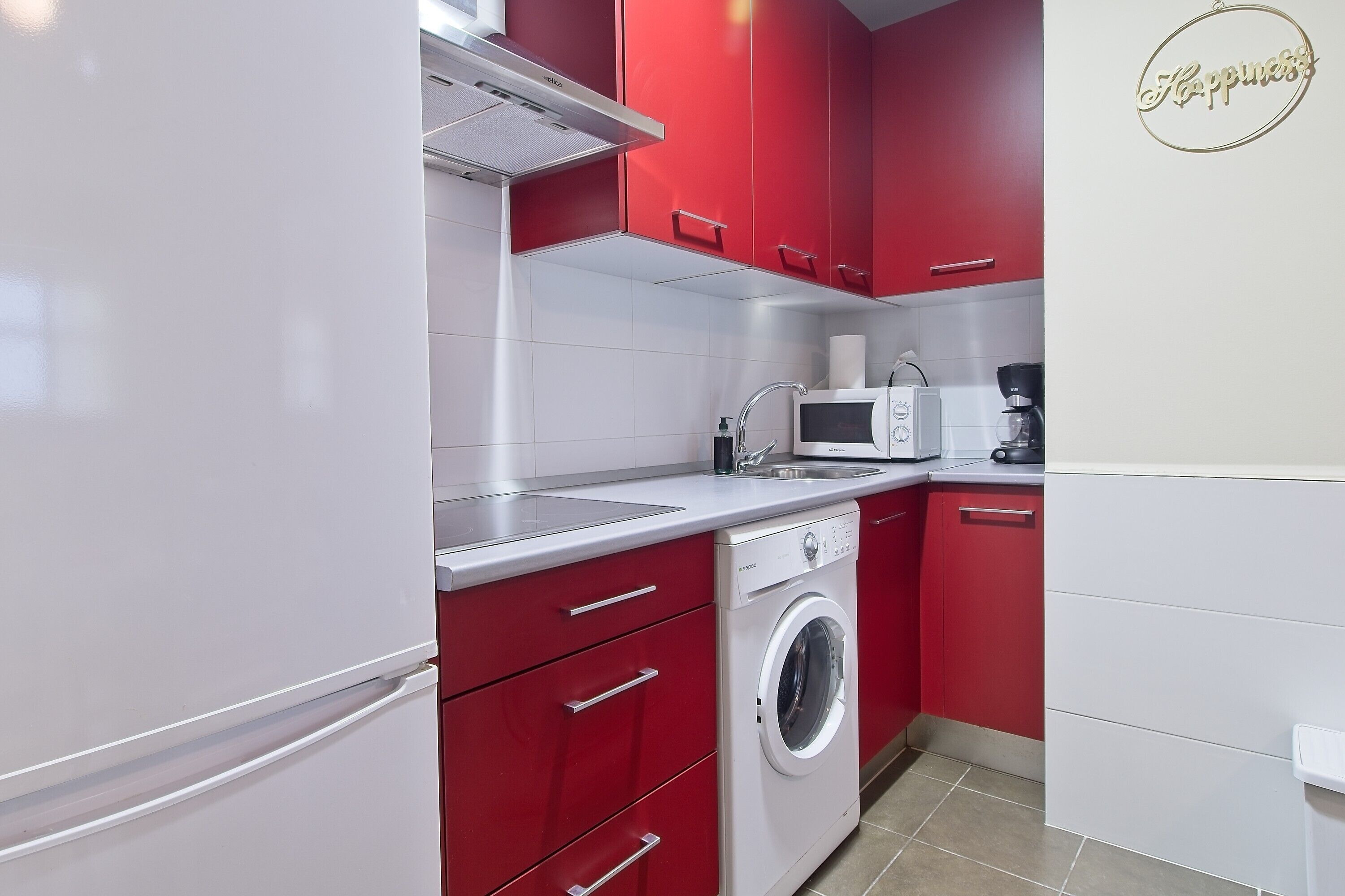 Kjøleskap, mikrobølgeovn, kokeplater og kaffetrakter/tekoker