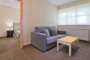 TV - Apartment 'Sardón De Los Frailes' with Shared Pool, Shared Garden and Wi-Fi (Sardón de los Frailes)