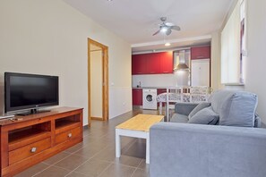 TV - Apartment 'Sardón De Los Frailes' with Shared Pool, Shared Garden and Wi-Fi (Sardón de los Frailes)