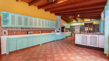 Een koelkast, een magnetron, een kookplaat