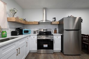 Refrigerador, microondas, horno y parrilla de estufa 