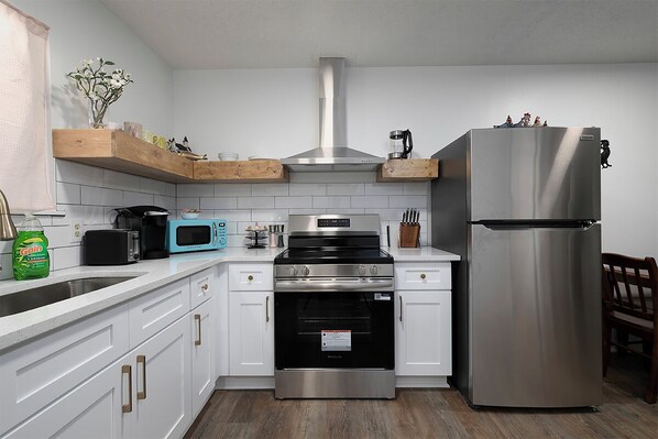 Réfrigérateur, micro-ondes, four, plaque de cuisson