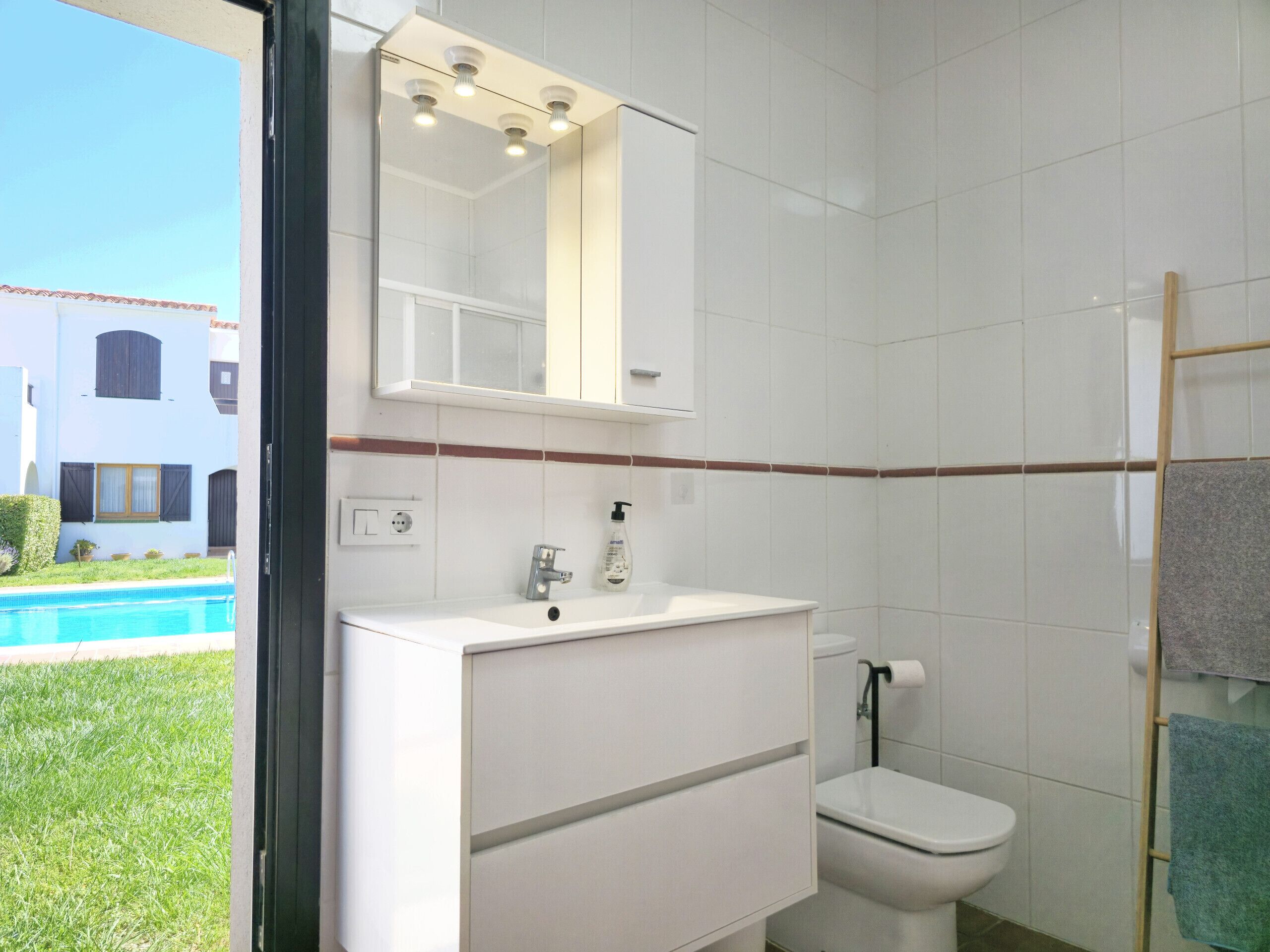 Douche, sèche-cheveux, serviettes fournies
