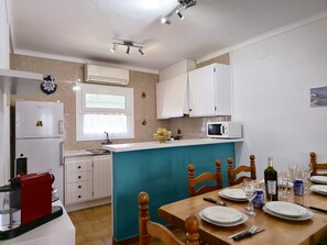 Fridge, microwave, oven, coffee/tea maker - Holiday Home Valerie (L'Escala)