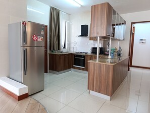 Luksusleilighet, balkong, byutsikt | Eget kjøkken