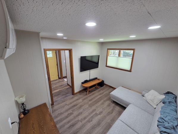Smart TV, chimenea, libros y estéreo 