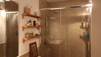 Haartrockner, Handtücher, Seife, Toilettenpapier