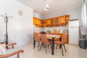 Fridge, oven, stovetop, coffee/tea maker