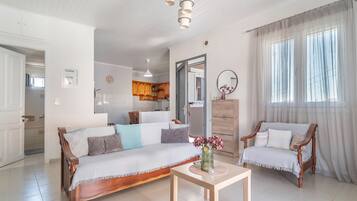 Een televisie en een open haard