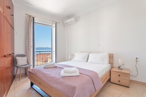 Apartment 'Vrettos Home' with Sea View, Wi-Fi and Air Conditioning