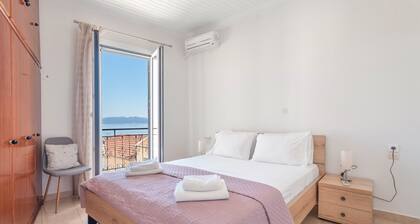 Apartment 'Vrettos Home' with Sea View, Wi-Fi and Air Conditioning