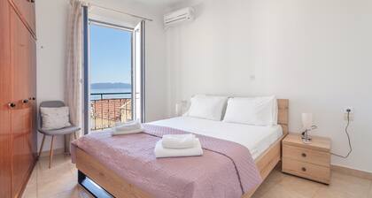 Apartment 'Vrettos Home' with Sea View, Wi-Fi and Air Conditioning