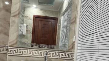 Dusch, gratis toalettartiklar, tofflor och handdukar