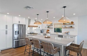 Kylskåp, mikrovågsugn, ugn och spishäll