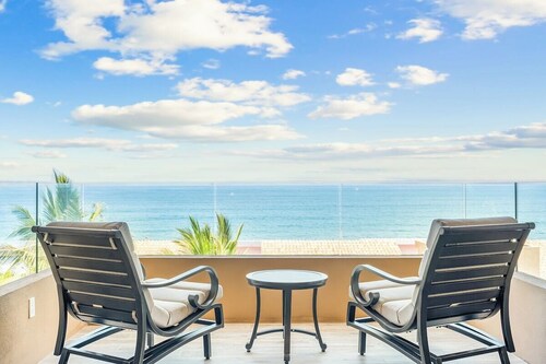 Beachfront Penthouse Studio with Ocean Views