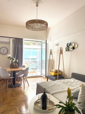 1 dormitorio, escritorio, tabla de planchar con plancha y cuna de viaje