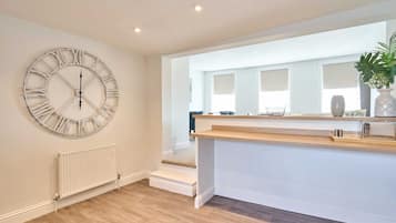 House | 5 bedrooms, desk