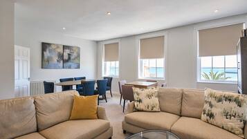 House | 5 bedrooms, desk