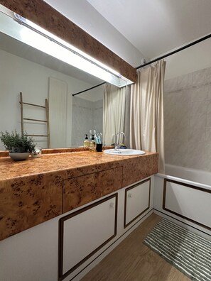 Hair dryer, towels, soap, shampoo - Superb rooftop near Cours Julien (Marseille)