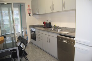 Kühlschrank, Ofen, Geschirrspüler, Wasserkocher mit Kaffee-/Teezubehör