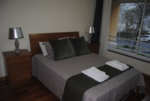 1 slaapkamer, een strijkplank/strijkijzer, gratis wifi, beddengoed