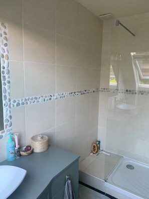 Douche, serviettes fournies, papier toilette