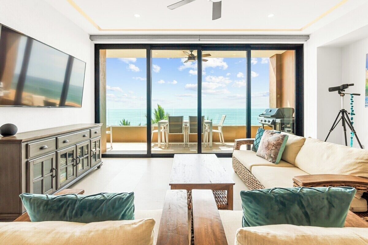 Télévision, table de tennis de table, livres, chaîne hi-fi