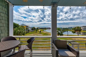 Outdoor dining - Lakefront Paradise Home in Carolina Beach (Carolina Beach)
