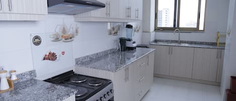 Full-sized fridge, microwave, oven, stovetop