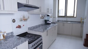 Full-size fridge, microwave, oven, stovetop
