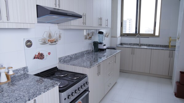 Stort kylskÄp, mikrovÄgsugn, ugn och spishÀll