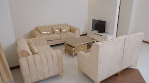 Familienapartment, 3 Schlafzimmer, Balkon, Stadtblick | Wohnbereich