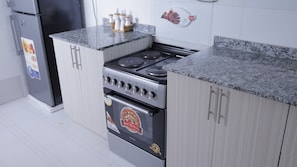 Großer Kühlschrank, Mikrowelle, Ofen, Herdplatte