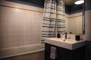 Serviettes fournies, papier toilette