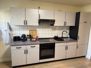 Fridge, oven, stovetop, coffee/tea maker