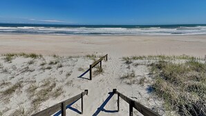 På stranden