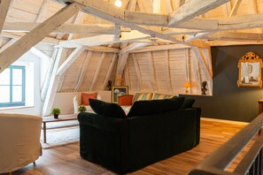 TV, video games, ping pong - Domaine 'Gîte De L'Abbaye' with Private Pool, Private Terrace and Wi-Fi (Rollainville)