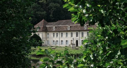 Burg 'Gîte De L'Abbaye' mit privatem Pool, privater Terrasse und Wi-Fi