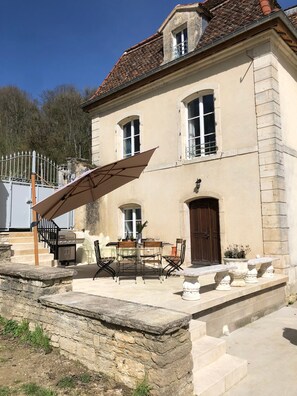 Outdoor dining - Domaine 'Gîte De L'Abbaye' with Private Pool, Private Terrace and Wi-Fi (Rollainville)