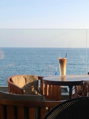 Outdoor dining - Paphos Blue Tasteful Apartment Complex Pool View (Paphos)