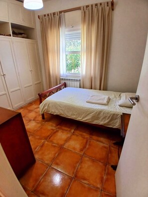 3 slaapkamers, een strijkplank/strijkijzer, wifi, beddengoed