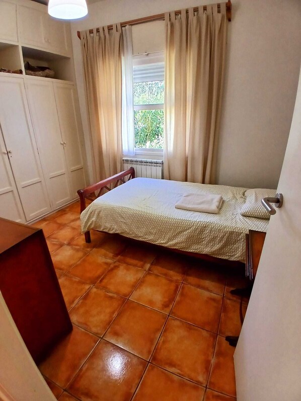 3 habitaciones, tabla de planchar con plancha, wifi y ropa de cama