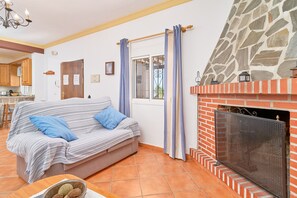 Een televisie en een open haard