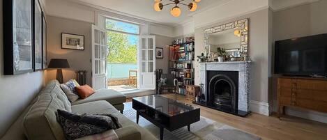 Een smart-tv en een kantoor